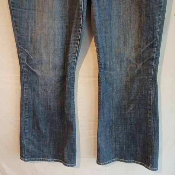 Crest Jeans Women's Blue Denim Med Wash Distressed Flare Leg Sz 17-18, 38‎ X 30 - Picture 3 of 8